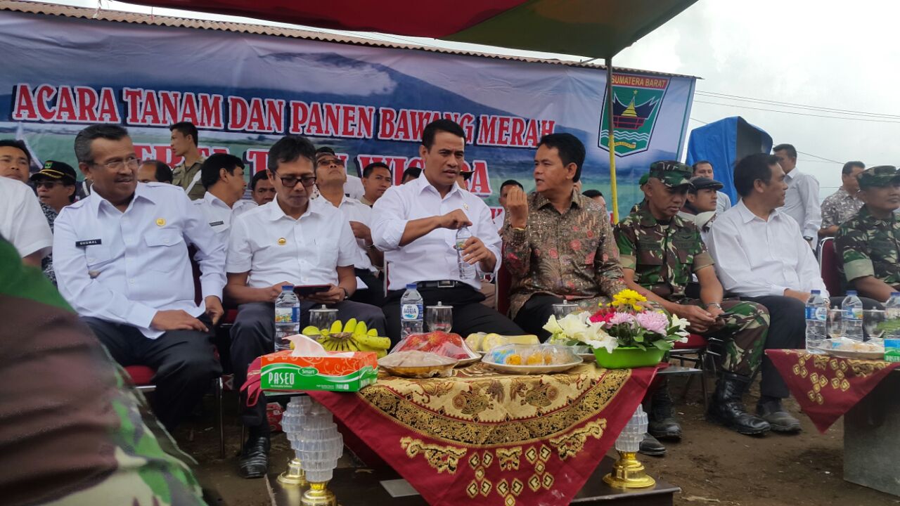 Nofi Candra Tengah Berbincang dengan Mentan RI